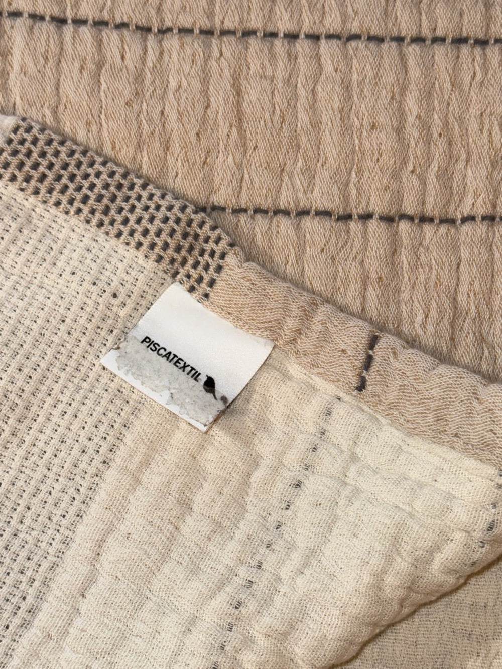 Piscatextil reversible crinkle muslin throw blanket 50”x70” gently used - Picture 2 of 4